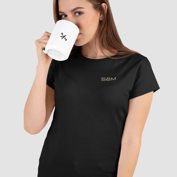 Camiseta Negra Close Fit Logo Dorado