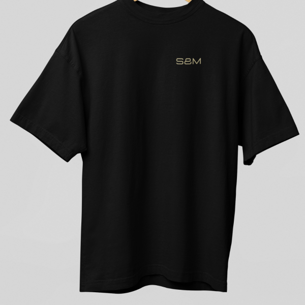 Camiseta Negra Oversized Logo Dorado