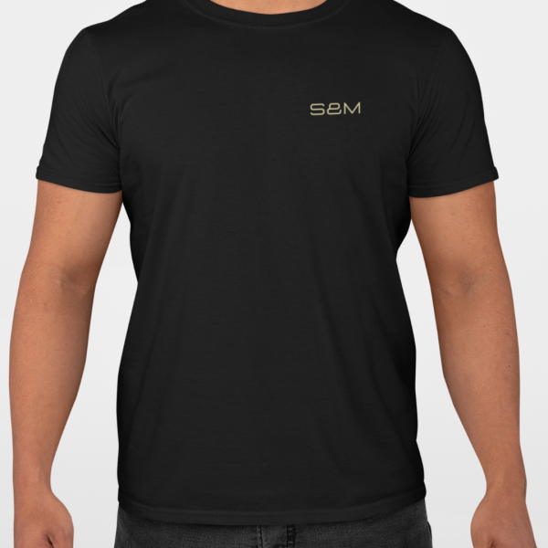 Camiseta Negra Close Fit Logo Dorado